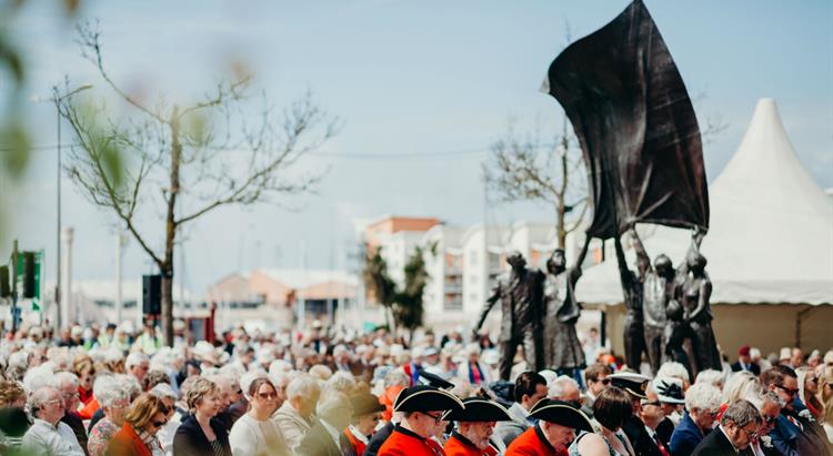 A group of people comemorate Liberation Day 